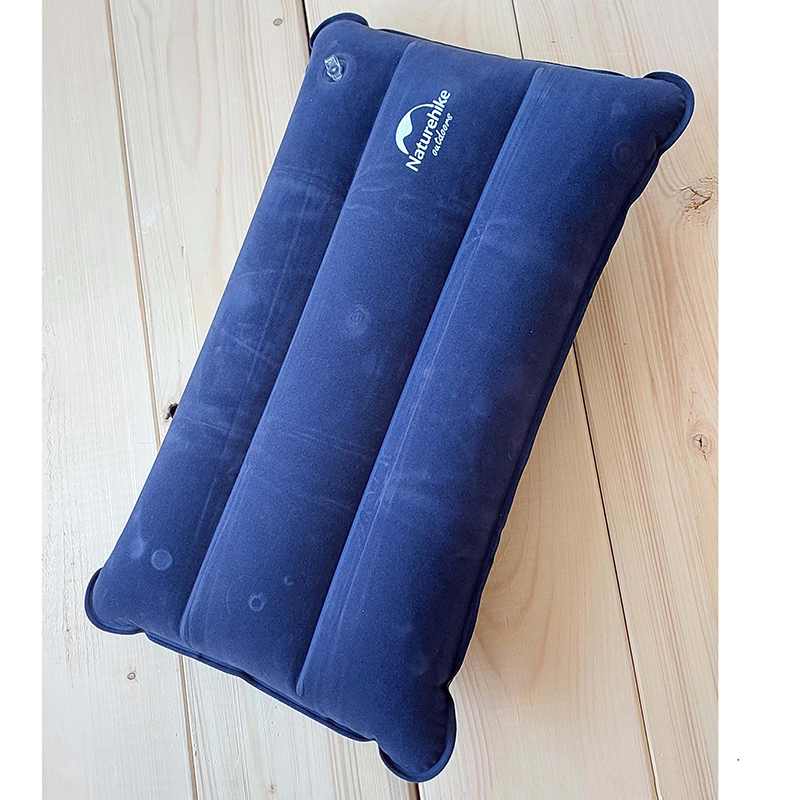 بالش بادی نیچرهایک مدل Square folding inflatable سرمه ای روی میز