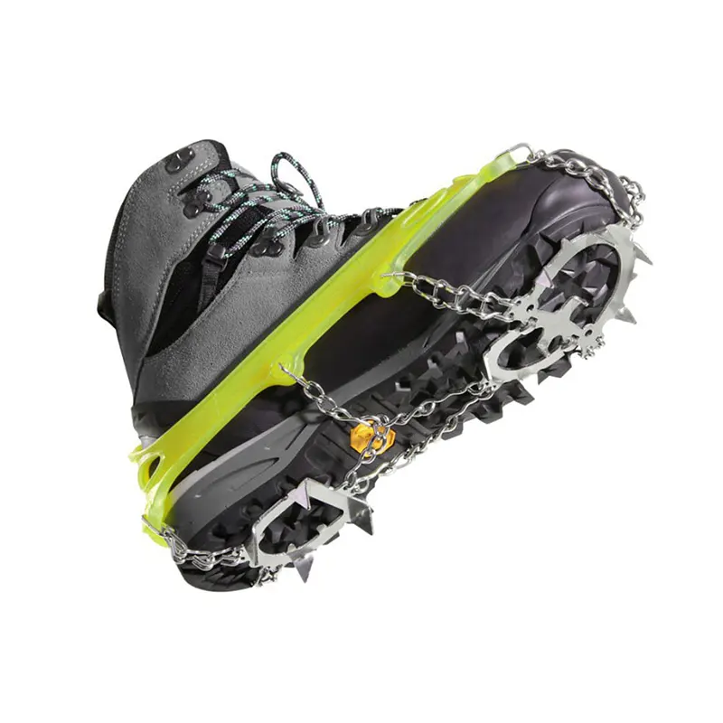 زنجیر کفش ۱۲ شاخک اسنوهاوک مدل SN-C7112 روی کفش از کنار